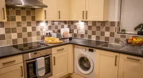 The Falcon's Nest - Stylish Central Apartment - Image 2