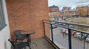 Large 2 Bed, 2 Bath, Free Parking & WiFi - Image 4