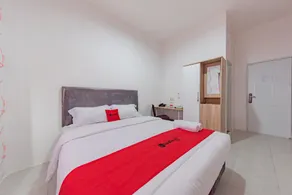 RedDoorz Syariah Plus near Tugu Bubur Ayam Cianjur - Image 2