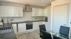 Spacious 4-Bedroom House - Garden & Free Parking - Image 5
