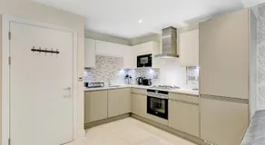 2BR Flat Prime location Free parking long stays - Image 4
