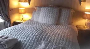 The Boat House BED ONLY NO BREAKFAST - Image 3