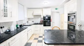 landvue stays, The Colchester town White House 4 bed 2 bath! - Image 2