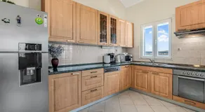 Spacious & Charming Apartment 128 m2 with Sea View - Image 4