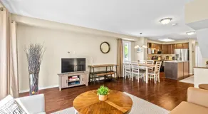 SimplyLovely Modern Condo Near Downtown Ottawa with Free Parking and Patio - Image 2