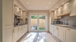 Savernake House Stylish stay for 6 with Parking - Image 4