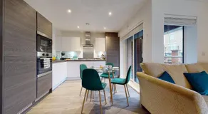 Luxury 2 Bed Apartment with Parking near London - Image 3
