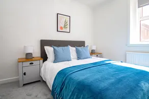 3-Bed Apartment Ideal for Contactors - Near Clyde Shipyard - 25 min Glasgow Airport - Image 2