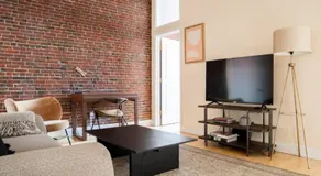 Beautiful 4br 2br Downtown Xing High Ceilings - Image 2