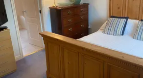 Beautiful private room with Kingsize bed and large private en-suite - Image 4