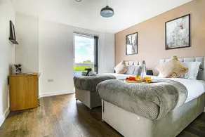 Penthouse Apartment - City Centre - Parking, Balcony, Self-Check-In, Fast Wifi and Smart TV with Netflix by Yoko Property - Image 2