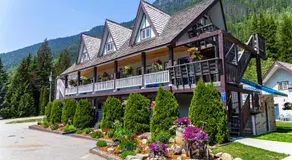 Peaks Lodge - Image 2