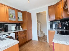 Sittingbourne Spacious 3BR Home with Free Parking - Image 3