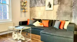Stunning Little House on Poole Quay - Free Secure Parking & WiFi - in the heart of the Old Town - Great Location - Free Parking - Fast WiFi - Smart TV - Newly decorated - sleeps 2! Close to Poole & Bournemouth & Sandbanks - Image 4