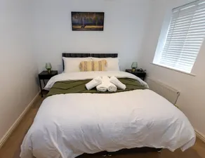 Charming 5-Bedroom Townhouse in Central Gloucester - Image 2
