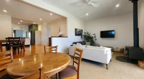 Spacious 3BR Katoomba Cottage King Bed, Fireplace, Child & Pet Friendly & Large Fully Fenced Backyard - Image 2