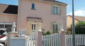 la maison rose 2 chambres avec lit pour 2 personnes et 2 salles de bains a 15 kilomètres du circuit de Magny-Cours et 1,2 kilomètre du sanctuaire de ste Bernadette - Image 4