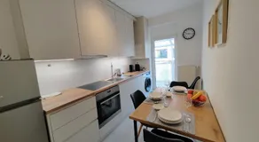 S15 Studio Apartment FREE PARKING - Image 3