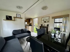 Residence with a spacious garden located in a child-friendly park - Image 2
