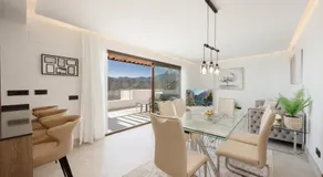 Modern penthouse with two terraces, jacuzzi and sea, lake and mountain views, in Almazara Hills - Image 3