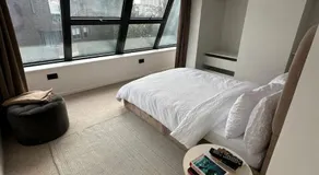 Contemporary 3-Bed Penthouse with River Views - Image 2