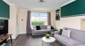 The Urban Nest - Vibrant 3 Bed Home with Garden - Image 2