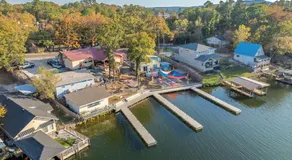 Canary Cottage, Lakefront King Suite with Hot Tub at Sam's Pizza - Image 5