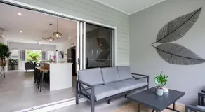 Hamptons Spa Villa - Edge Hill Cairns sleeps 9 Pet Friendly - Image 2