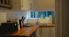 Modern 2BR Rotherham Home Contractors & Family - Image 4