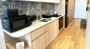 Luxury Sky-High Apartment, Panoramic Views, Walk to Dining & Light Rail, FREE PARKING - Image 3
