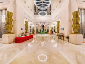 East Lake Hotel - Image 5