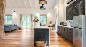 Die Red Hill Barn ist eine Boutique-Unterkunft inmitten von Gummibäumen. - Image 3