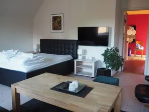 Lovely Town Apartment - Sleeps 5 Parking & Garden - Image 2