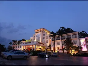 Royal Hotel - Image 3