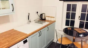 Kenilworth Cosy Garden View Apartment - Image 3