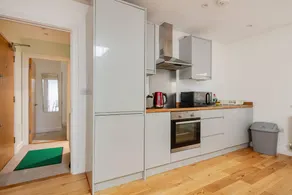 Modern 1-Bedroom Flat in SE18 10 mins to O2 - Image 3