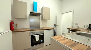 City Centre Bury Stay - Modern 3 Beds, 2BR - Image 2
