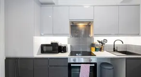 Private ensuite rooms with kitchen access by Irwell Stays - Image 4