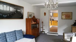 HAUS MIT KUNST ZWISCHEN WALD UND SEE - Image 2