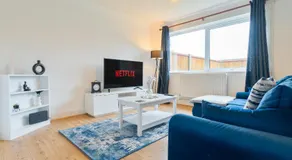 Charming & Spacious City Centre House - Perfect for Family & Contractor - Sleeps 8 - Image 2