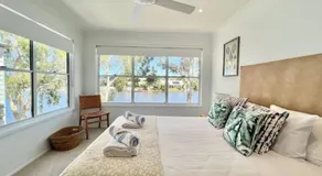 14 Gorgeous Waterfront Noosa Oasis - Image 2