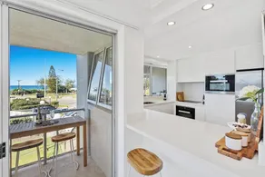 Broadbeach Blvd Apartment - Image 5