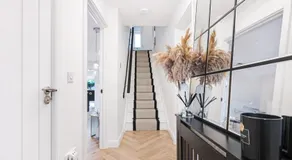 Modern 4BR Home - Free Parking - Sleeps 6 - Garden - Image 4