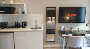 M-Hotels Studios & Apartments Free Parking - Image 2