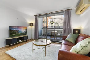 Bright 1-bed Apartment in Central Redfern - Image 2