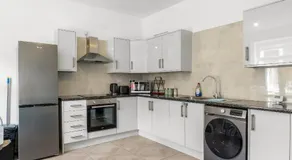 Newly renovated 2 Ensuite bedroom house in bury, 5 people - Image 5
