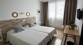 Hostal Residencia Cardona - Image 2