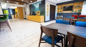 Creekside Hotel & Suites - Image 4