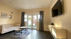 Grand 2 Bed Apartment In London - Image 2