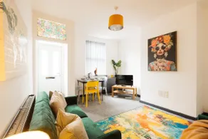 Boho Retreat, Near Peak District, Parking, Sleeps 6, Long Stay Accommodation - Image 2